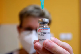 当社交网络推动反vax阴谋时，民主党法案将暂停第230条的保护