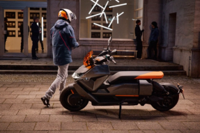 宝马终于生产了复古未来派的 CE 04 电动滑板车，但售价 12,000 美元，有人会买吗？