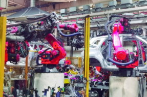 “未来工厂”引领汽车电子发展，新能源动力电池制造兼顾低碳